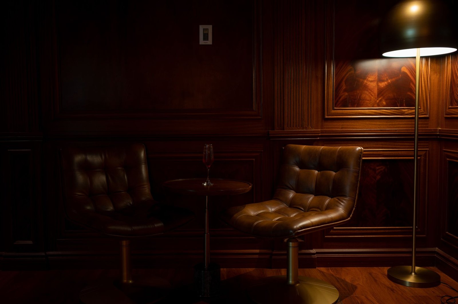 Inside a Hammer & Nails location: oversized leather chairs, personal flat-screen TVs, and mood lighting in the hand-and-foot grooming room