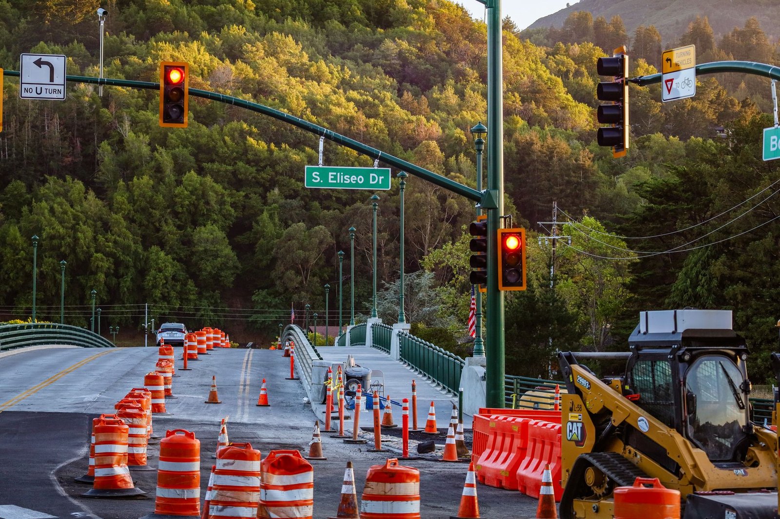 Construction lane closures on a suburban arterial road similar to Lakeside Parkway